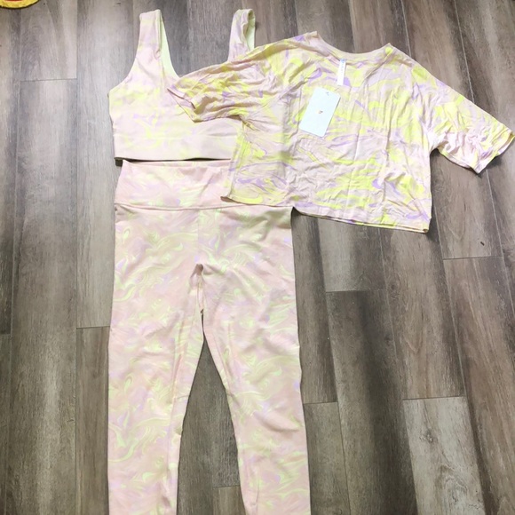 🥳2/$100🥳 3 pice set: leggings, reversible bra & crop tee - Picture 2 of 16